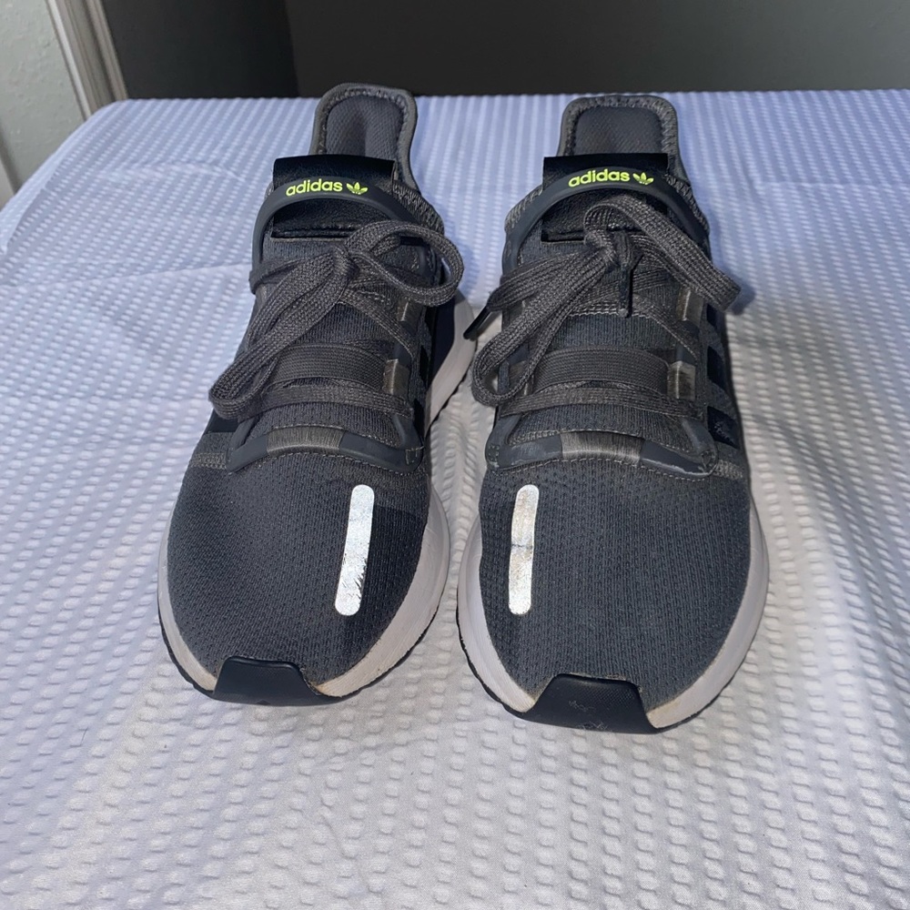 Mens Adidas tennis shoes
